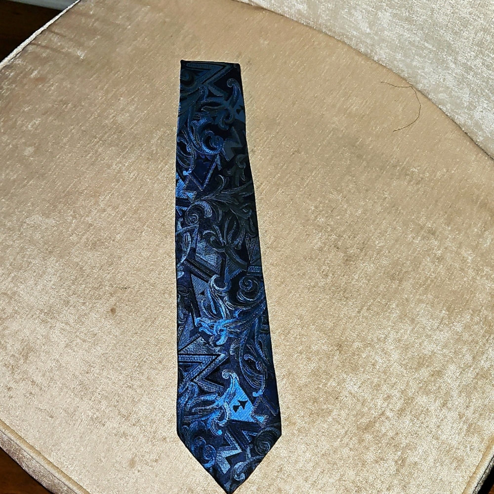 Gianni Versace Tie Authentic And Beautiful 100 % Silk Made In Italy